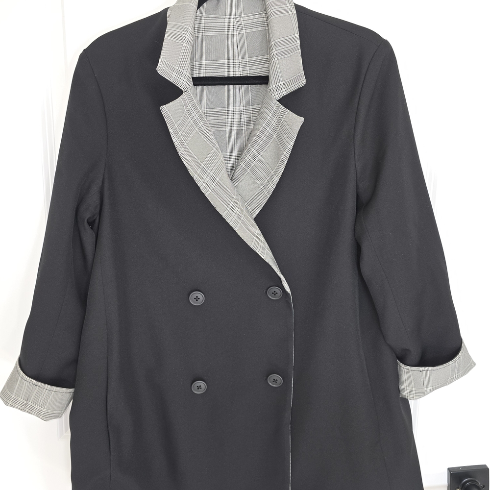 VETTA Reversible Black‎ Blazer with Gray Plaid Accents